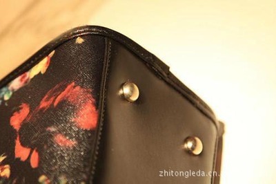 L-156新款玫瑰印花手袋 復(fù)古油畫風(fēng)潮中的時(shí)尚宣言